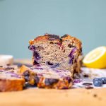 Aufgeschnittenes-Bananenbrot-mit-Zutaten-im-Hintergrund