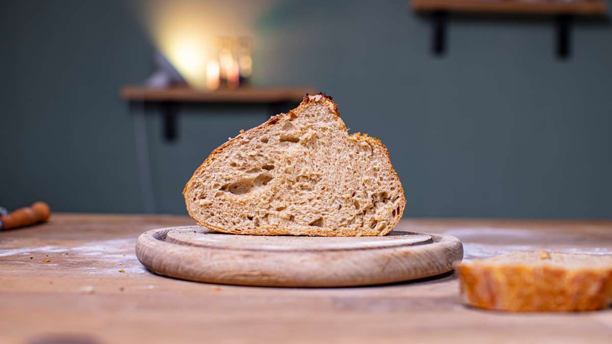 Einfaches Brot aufgeschnitten