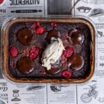 brownie ohne zucker mit eis in einem glas behaelter von oben auf backpapier mit druck