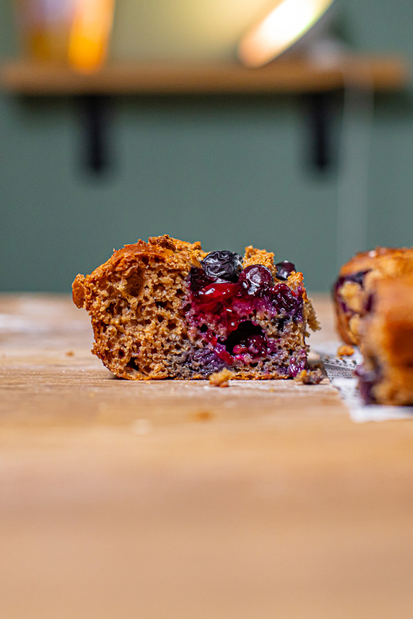 nahaufnahme von einem herausgeschnittenen stueck blaubeer streusel kuchen