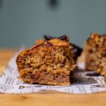 dattel orangen blondies angeschnitten auf weissem backpapier von vorne