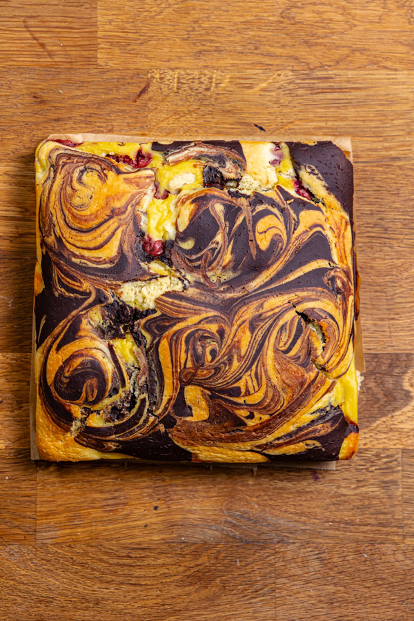 gebackener donauwellen kuchen auf einem holztisch von oben