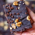 Ein-Stueck-rote-Bete-Brownie-in-der-Hand