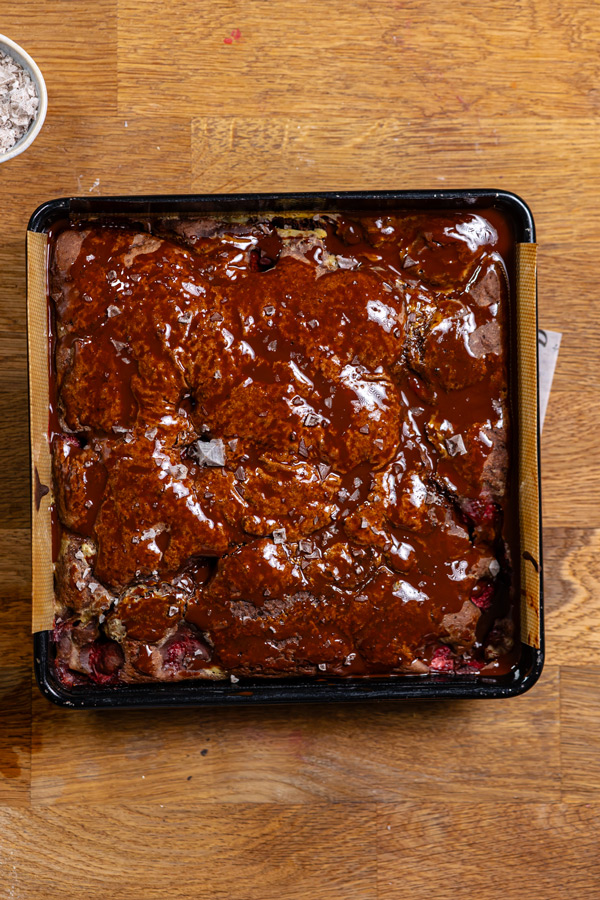 erdbeer schokokuchen in der backform von oben mit einer frischen schokoglasur
