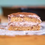 stueck veganes erdbeer tiramisu von der seite
