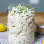 veganer fleischsalat angerichtet in einem glas