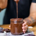 ein loeffel nutella vegan aus dem glas von vorne