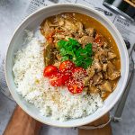 Gesundes-Curry-dekoriert-in-zwei-Händen-gehalten