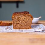 rueblikuchen angeschnitten von vorne auf einem holztisch mit dekoration