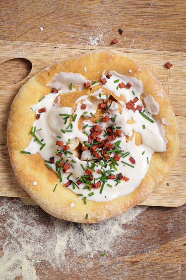 langos mit sour cream und veganem speck und scnittlauch