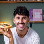 gesunde langos in hand gehalten