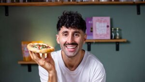 gesunde langos in hand gehalten