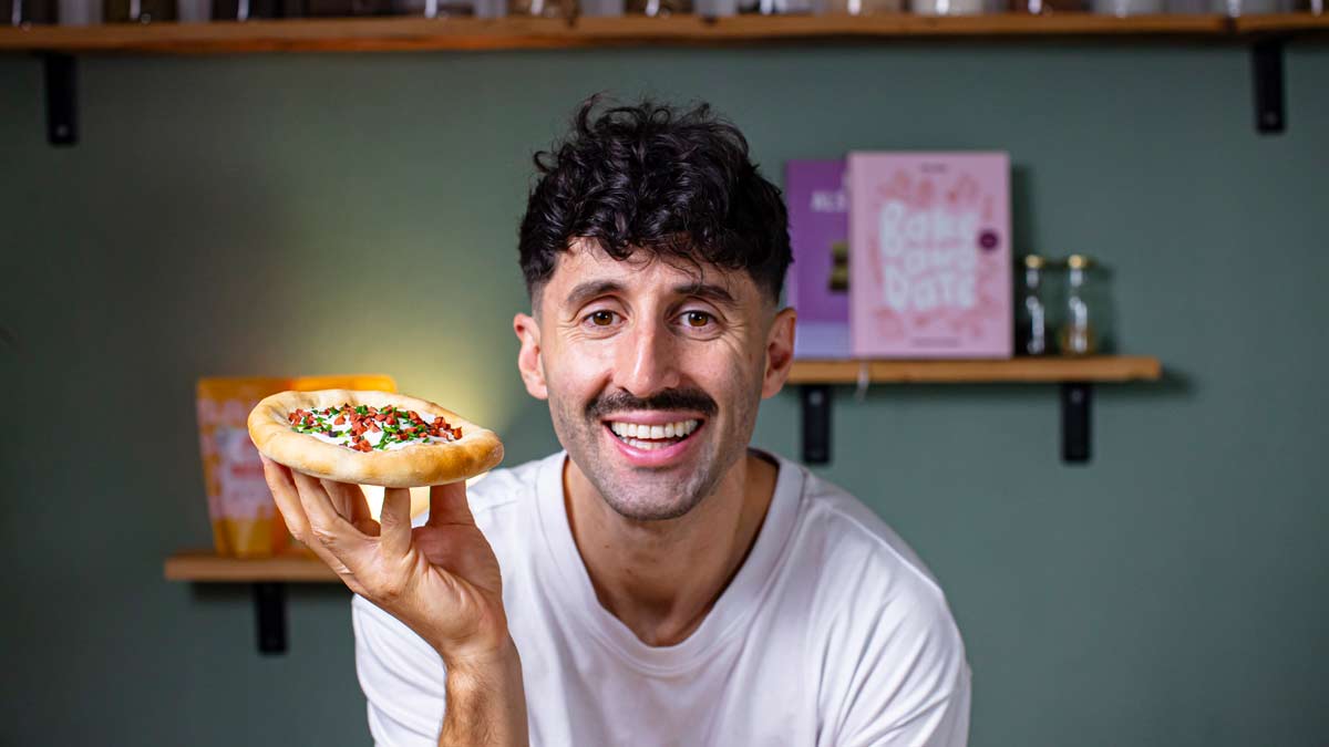 gesunde langos in hand gehalten