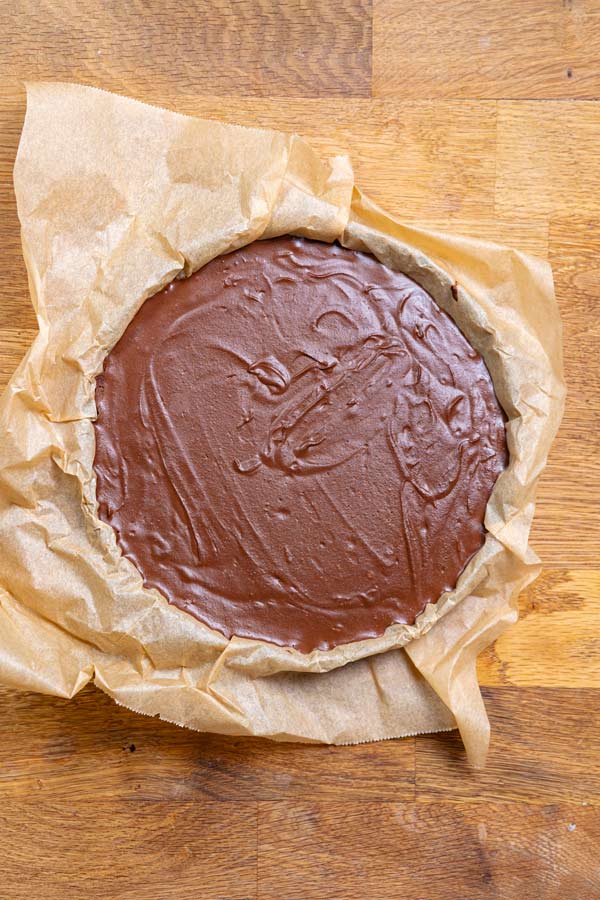 fuellung fuer schokotarte ohne mehl in eine mit backpapier ausgelegte tarteform gefuellt