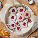 linzer gebaeck von oben auf einem teller angerichtet mit weihnachtsdekoration