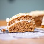 ein stueck mandelkuchen vegan mit fuellung von vorne