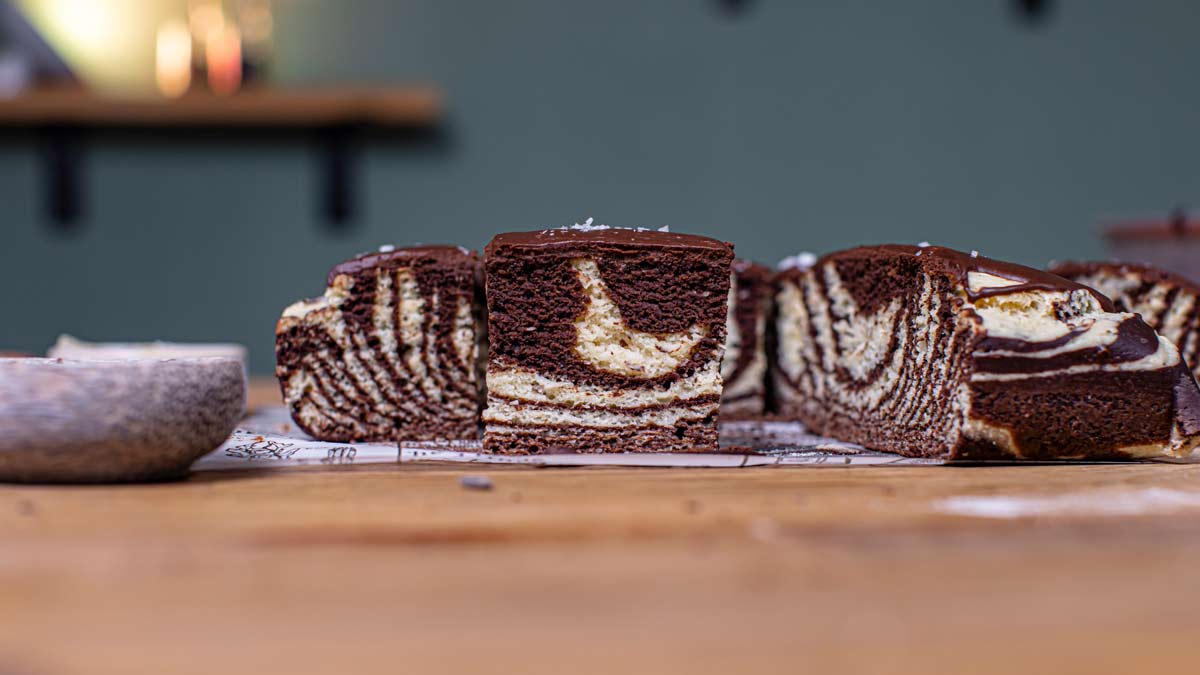 mehrere stuecke schneller marmorkuchen von vorne auf einem holztisch mit dekoration