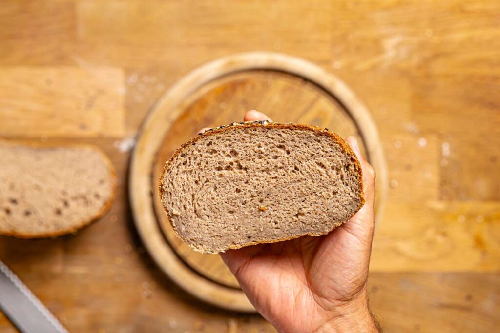 aufgeschnittenes glutenfreies Brot