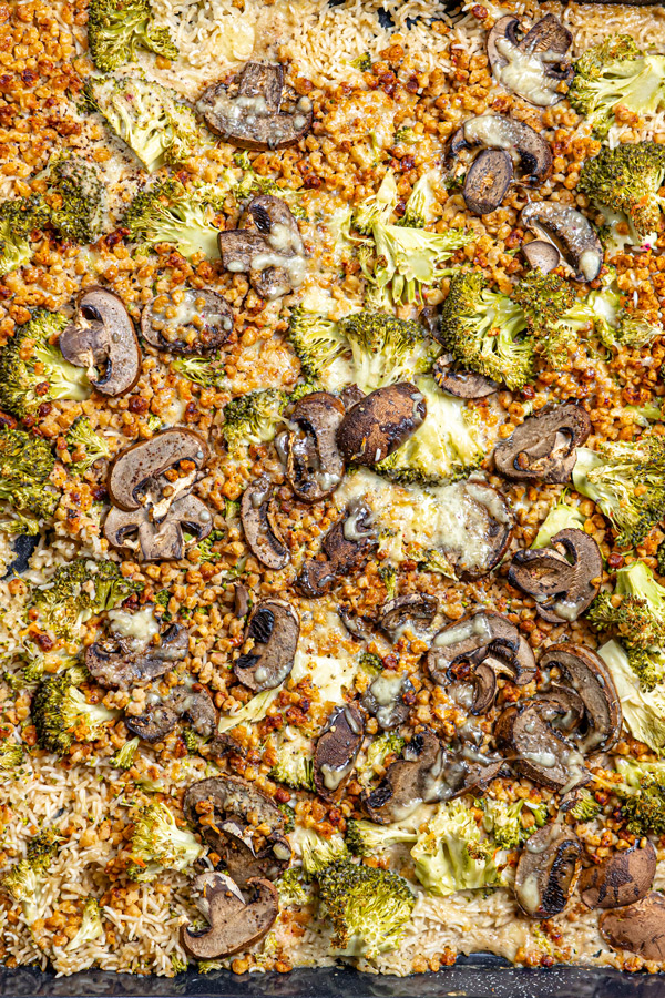 nahaufnahme gemuese mit kaese ueberbacken auf einem backblech