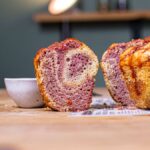ein stueck saftiger marmor kuchen herausgeschnitten mit sichtbaren rosa himbeer streifen