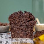 Schoko-Bananenbrot-aufgeschnitten-mit-Deko