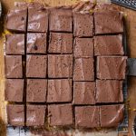 Schokoladen-Cheesecake-in-kleine-Stuecke-geschnitten