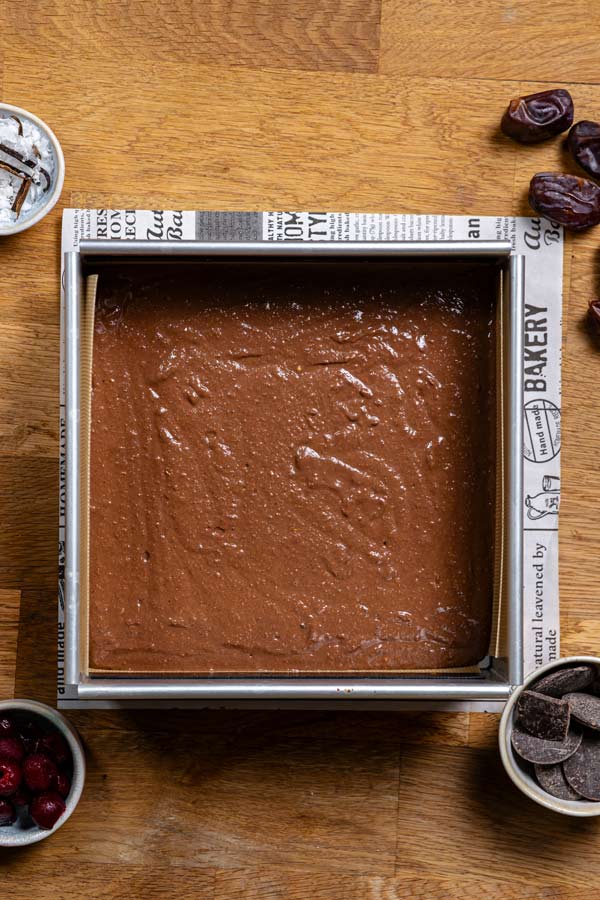 teig fuer kuchenboden in einer kastenform. von oben auf holztisch