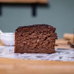 suesskartoffelkuchen stueck von vorne mit deko auf einem holztisch