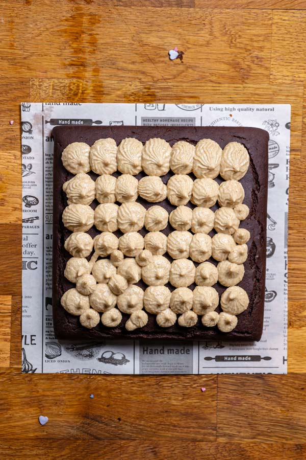 schokobiskuit von oben mit dattel mascarpone garniert