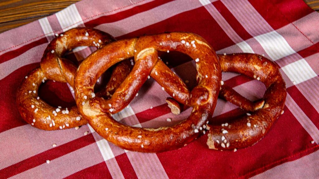 3 brezen auf dem tisch mit salz
