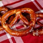 3 brezen auf dem tisch mit salz