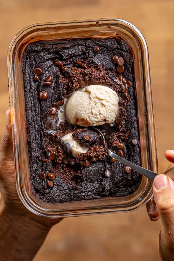 servierfertiger weihnachts brownie von oben mit einer kugel vanille eis