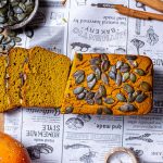 aufgeschnittenes-Kuerbisbrot-mit-Zutaten