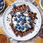 gesunde-Waffeln-mit-Joghurt-und-Blaubeeren-dekoriert