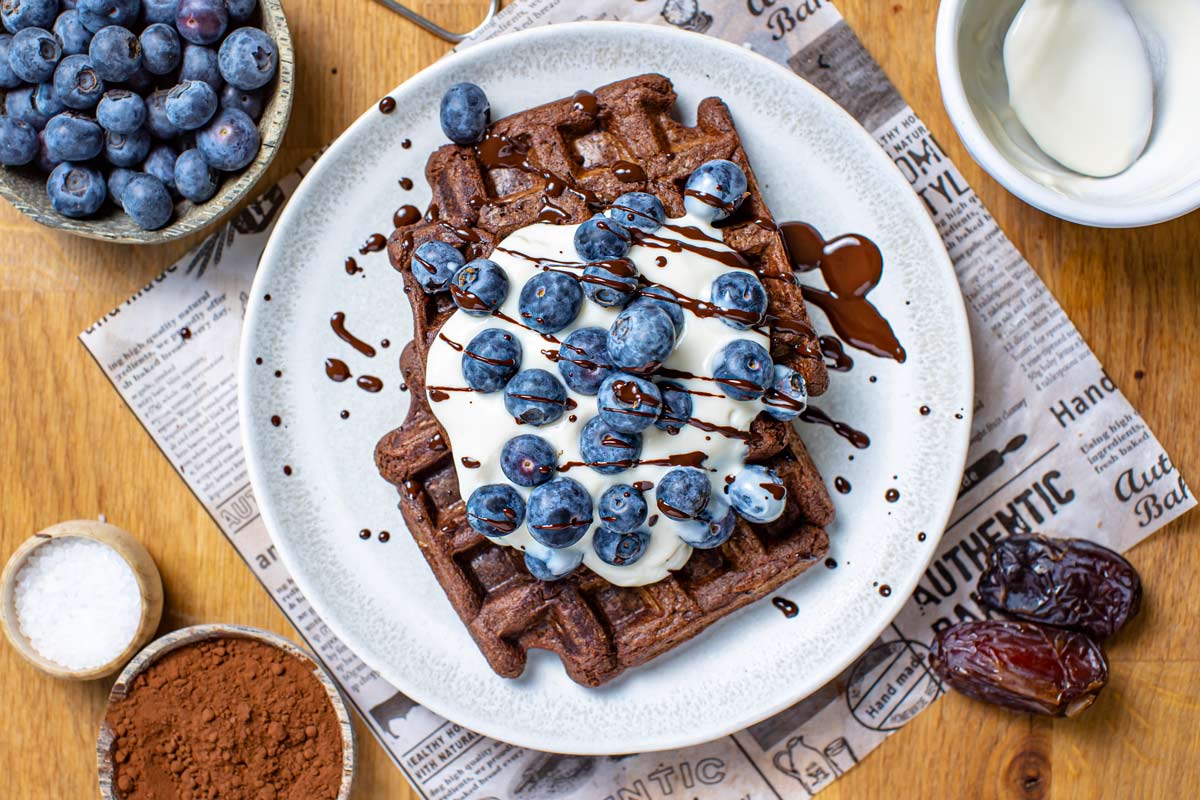 gesunde-Waffeln-mit-Joghurt-und-Blaubeeren-dekoriert