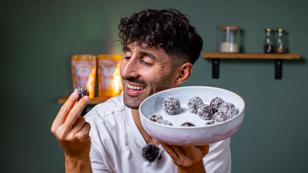 energy balls in der hand und im teller