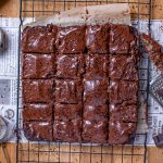 saftige-Brownies-mit-Frosting-in-Stuecke-geschnitten