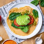 selsbtgemachte-Linsen-Wraps-fertig-dekoriert-mit-Toppings