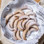 Vegane Vanillekipferl in einem Teller mit Puder Zucker